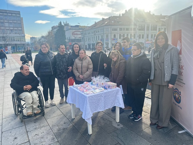 Видљивији него икад: Чачански „Зрачак” обележио Међународни дан ОСИ изложбеном продајом на Градском тргу